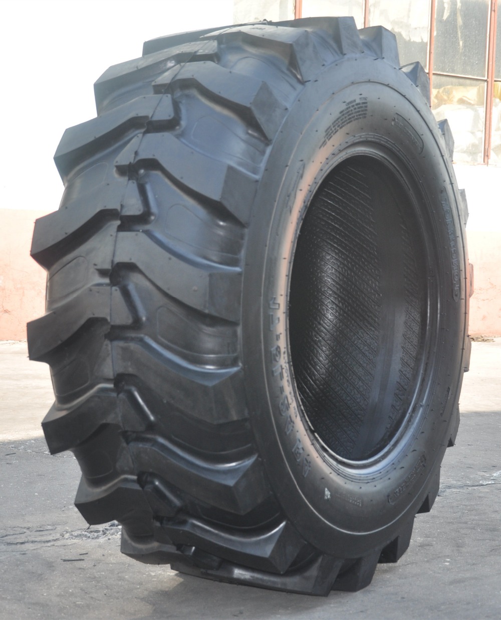 17.5l-24 Telehandler Tire