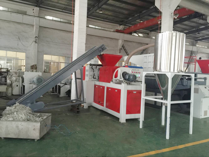 Plastic film squeezing equipment