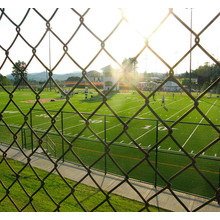 Спортивная площадка с использованием ПВХ покрытой сеткой