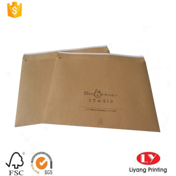 Enveloppe de papier kraft brun recyclé avec l&#39;impression