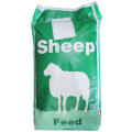 Schaf füttert Plastikverpackungsbeutel