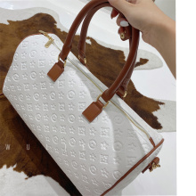 Sac en cuir en cuir synthétique blanc pendant la nuit