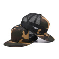 Chapeau de capuchon en maille à bord plat camouflage avec boucle en plastique