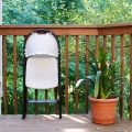 Cómodas sillas plegables de plástico al aire libre.