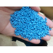 Сине-черные гранулы рециклированных отходов HDPE