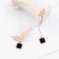 Boucles d&#39;oreilles dormeuses papillon asymétriques en or rose pour filles