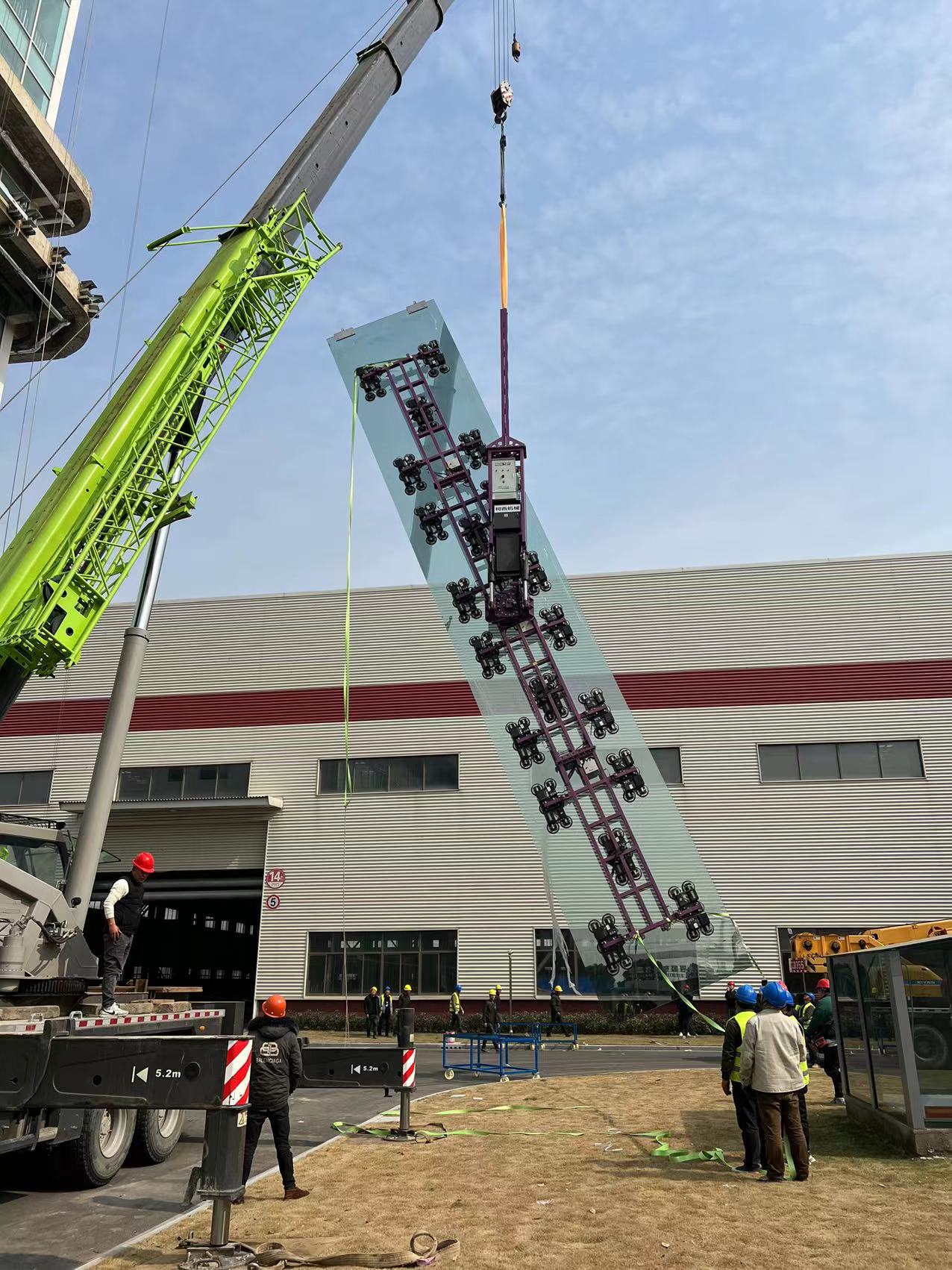 The Largest cambered Glass unit installation lifter (6) The Largest cambered Glass unit installation lifter (6)