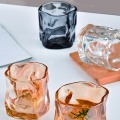 Verres de lait et de whisky et pots de bougie particuliers