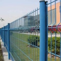Забор из зеленой изогнутой проволочной сетки с покрытием из ПВХ