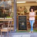 Restaurante en la acera de madera magnética un letrero de pizarra con marco