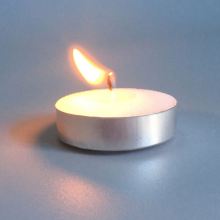 Maschine, die Flammenwachs TeaLight Kerzen in den Schalen herstellt