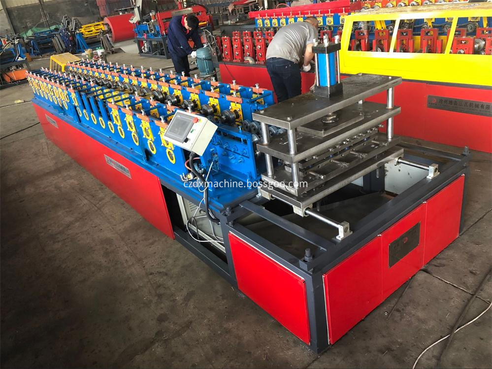 Color steel sheet single plate roll forming machine