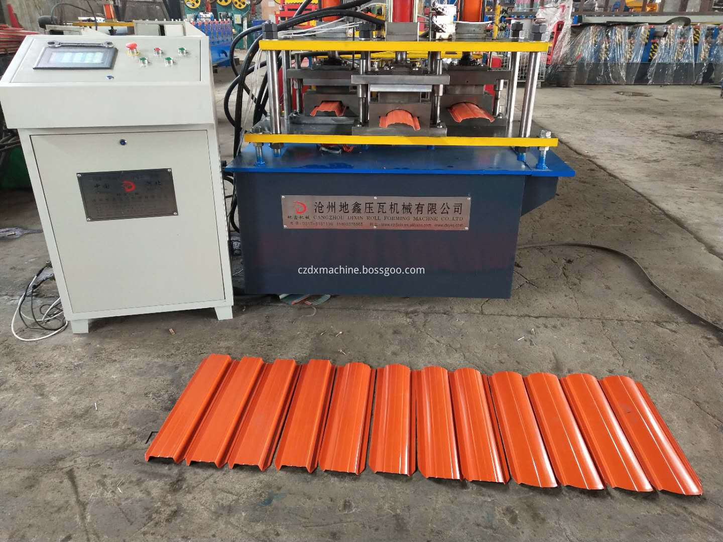 Automatic metal fence roll forming machine