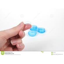Синяя пластиковая контактная линза на пальце