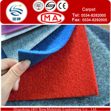 Tapete Fleece 400G / M2 com cor vermelho e cinza e azul e verde