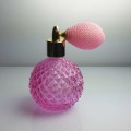 Bouteille de parfum vintage rose de 100 ml avec verre distinctif