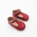 Chaussures de bébé à barre en T rouge vif de Noël