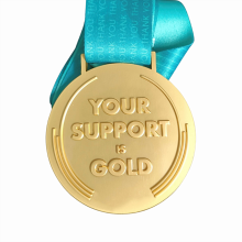 Medalha de metal do logotipo de ouro elevado com fita