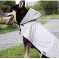 Poncho de pluie de chien gris avec capuche