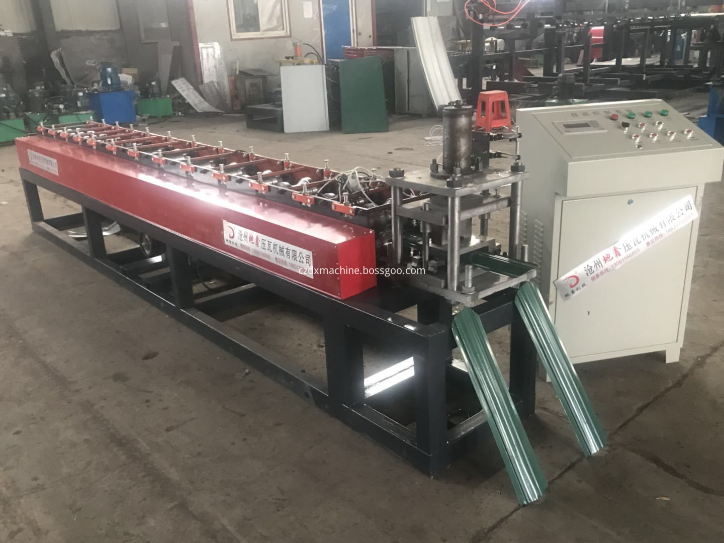 Automatic metal fence forming machinary