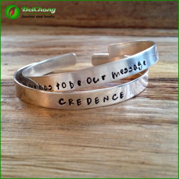 Personalizado de acero inoxidable grabado pulseras por mayor pulsera grabado brazalete