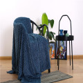 Новое синее фланелевое покрытое вафельным полотенцем одеяло