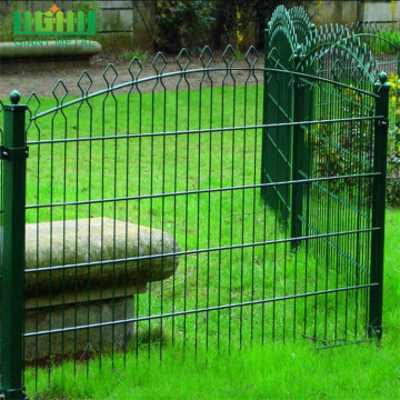 Riesiger grüner dekorativer Zaun Prestige Fence