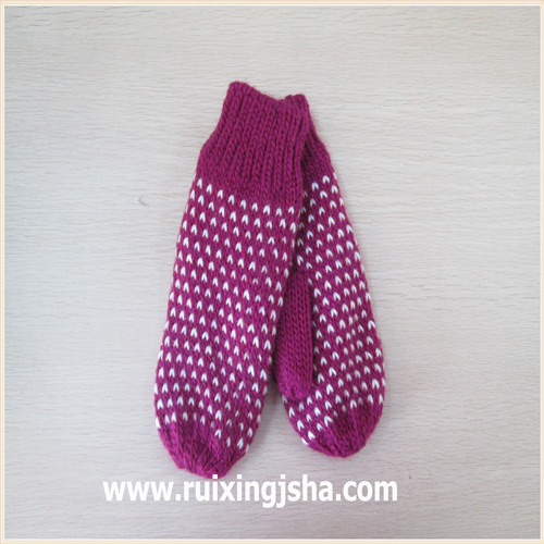 Knitted gloves with jacquard Weave