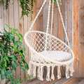 Cadeira de balanço de corda ao ar livre do jardim branco
