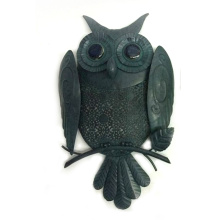Черная металлическая сова с садовой стеной с цветным каменным глазом