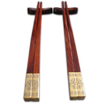 Palillos de madera dorados