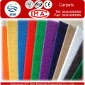 Tapete Fleece 400G / M2 com cor vermelho e cinza e azul e verde