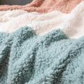 Manta de lana con costuras de tres colores