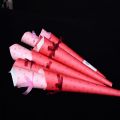 Emballage de papier tube rose avec corde en organza