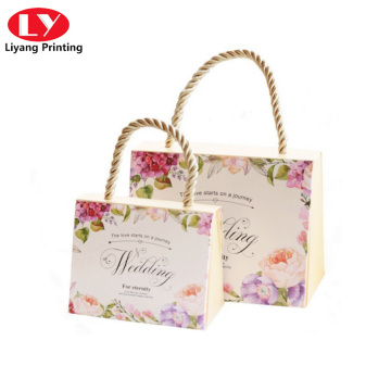 Élégant sac en papier cadeau fleur avec poignée torsadée