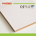 Precio al por mayor de grano de madera color / blanco color melamina resistente al agua MDF