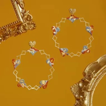 "Poker Frame" Designed Earrings Applied