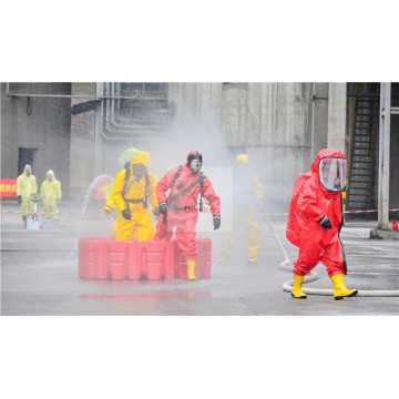 Temporäre Wasserbarriere für Brandbekämpfungssicherheit Feuerwehrmann