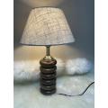 Greyson -Tischlampe durch massives Holz