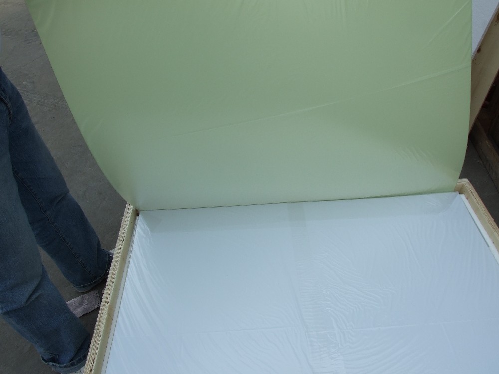 photoluminescent-rigid-sheet-large-package-with-man