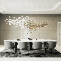 Pingente de lustre com design moderno pendurado em casa