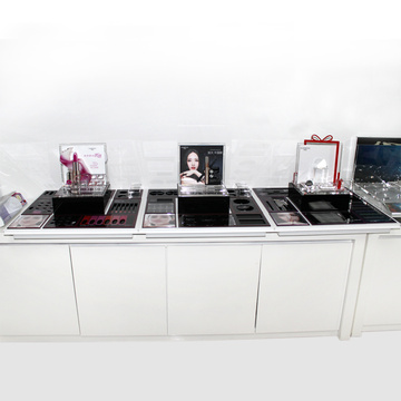 Cosmetic display case for large shopping mall