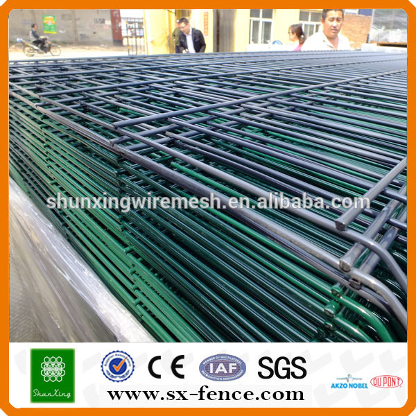 powder coated wire mesh fence 1.jpg