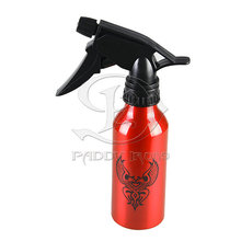 Bote de aerosol rojo para tatuajes