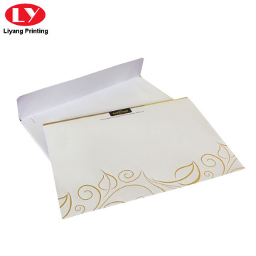 Envelope C5 branco com logotipo de ouro e janela