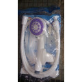 Ducha de mano blanca y conjunto de tubo de PVC.