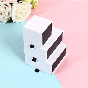 Magnetic jewelry box folding jewelry box