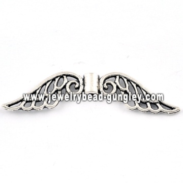 Wing shape pendant necklace