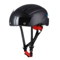 Casco de ciclismo con visor en venta.