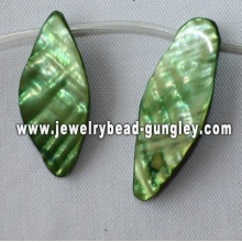 perles de coquille d'eau douce de forme feuille vert gazon